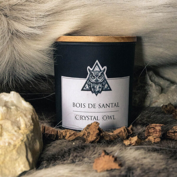 Bougie parfumée nommée "Bois de Santal" de la marque Crystal Owl.