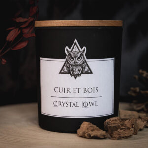 Bougie nommée "Cuir et Bois" de la marque Crystal Owl.