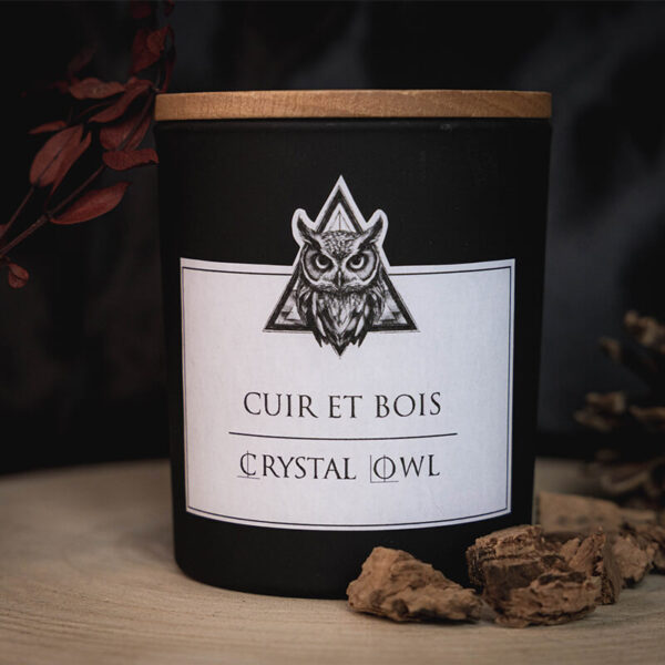 Bougie nommée "Cuir et Bois" de la marque Crystal Owl.